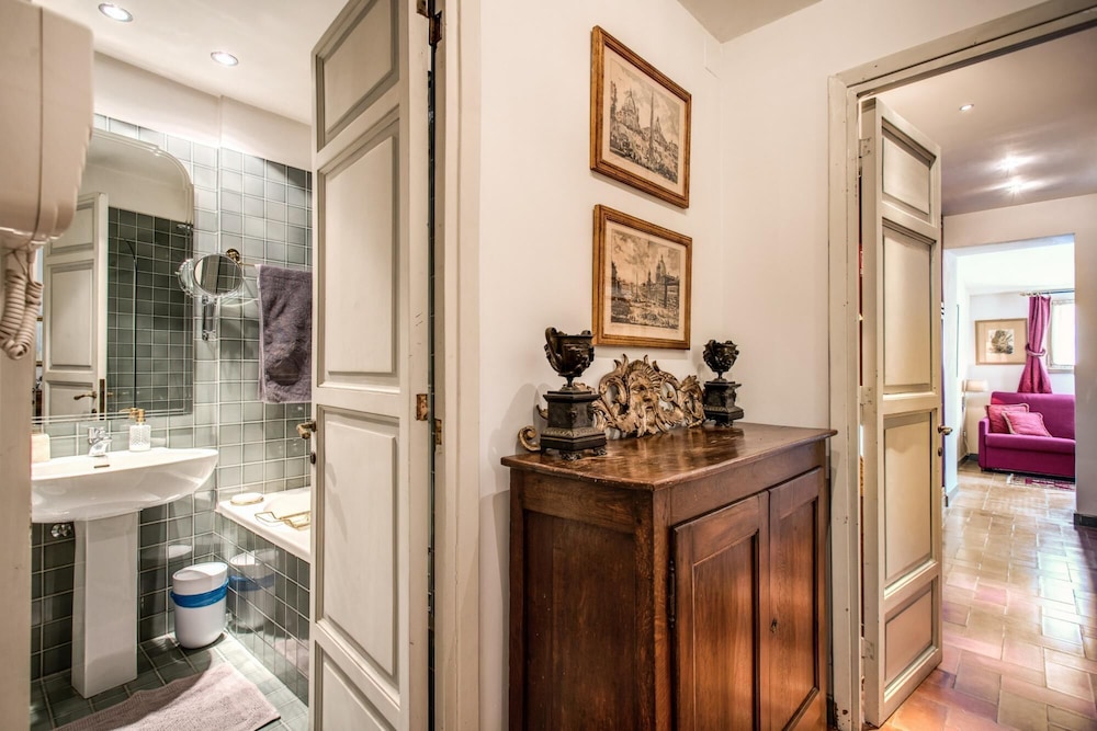 Wonderful Apartment With Balcony in Piazza Margana