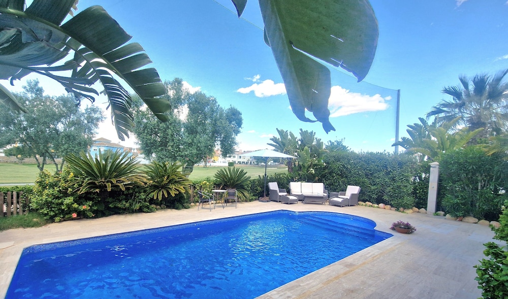 Luxury Villa - Pet Friendly & Free Parking