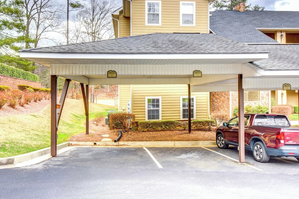 Modern Condo + Golf Course View, Near Hiking!