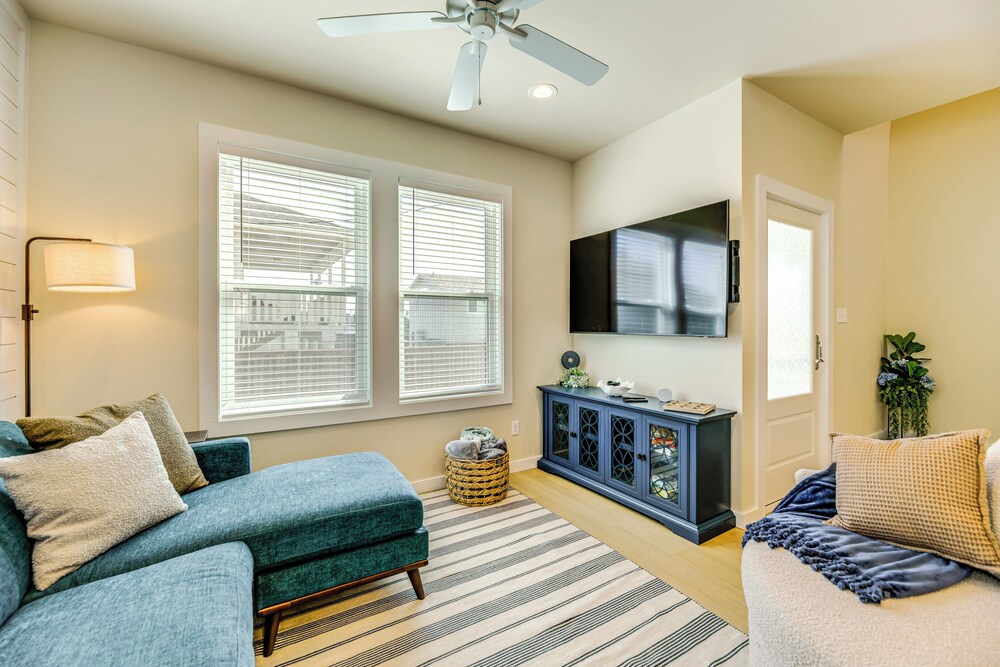 1 Mi to Beach: Home w/ Pool Access in Port Aransas
