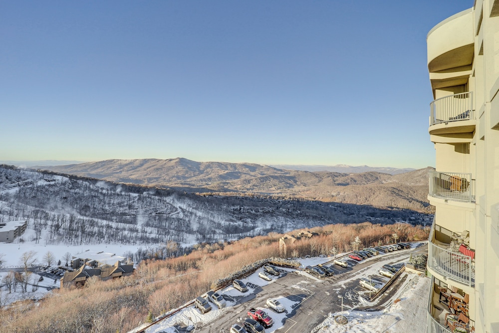 Slope Views & Ski In/out: Sugar Mtn Condo W/pool