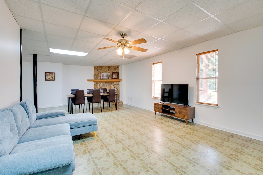 Near Trails & Live Music: Cozy Atlanta Apt!
