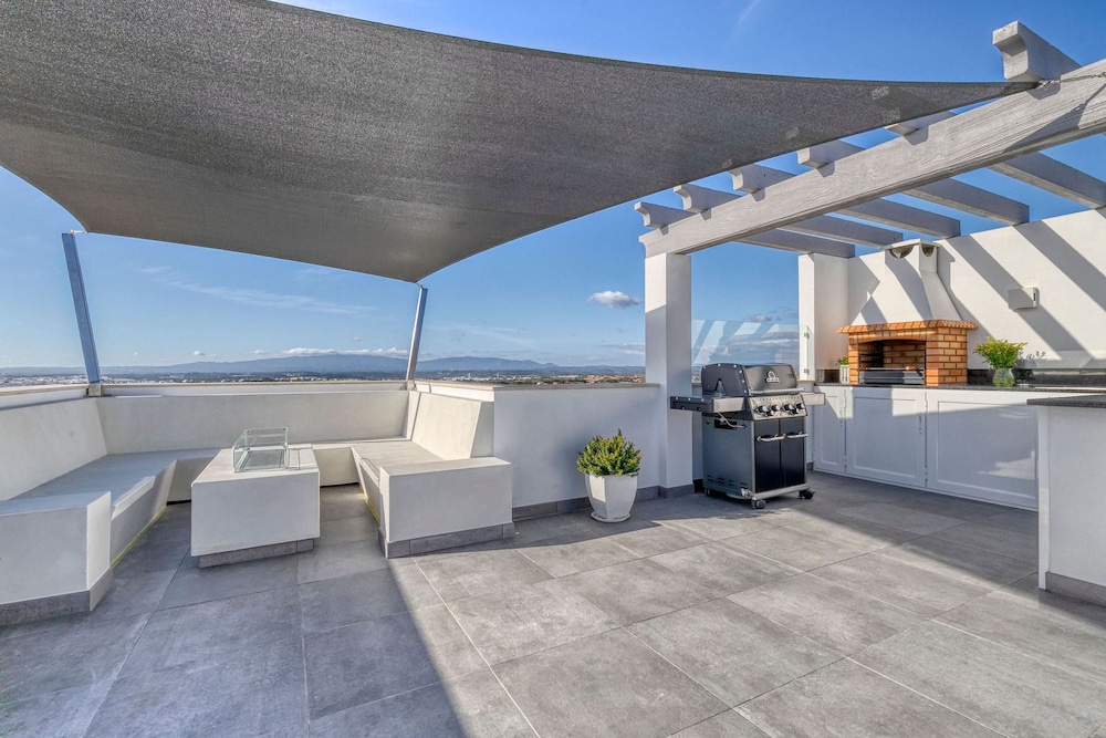 7 Boa Nova Immaculately Presented TWO Storey TOW