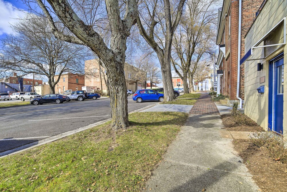 Sleek Wytheville Apartment Near Food + Drink!