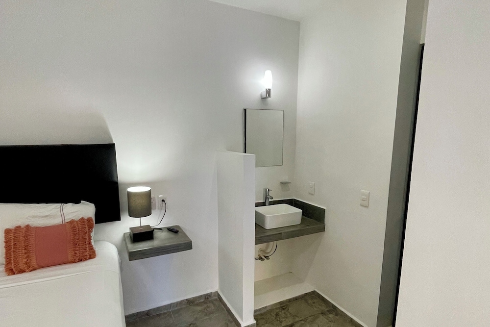 Lavish Studio w Kitchen Downtown 1