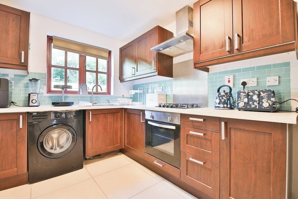 Homely 5 Bed House - 15 Mins to Cardiff City