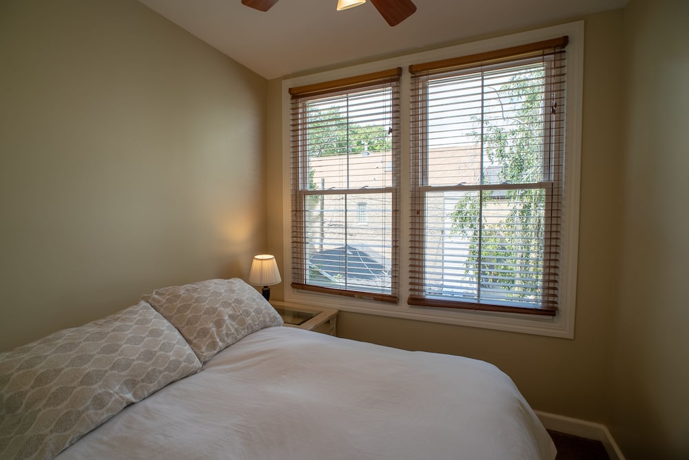 Roscoe Village Guesthouse view 3