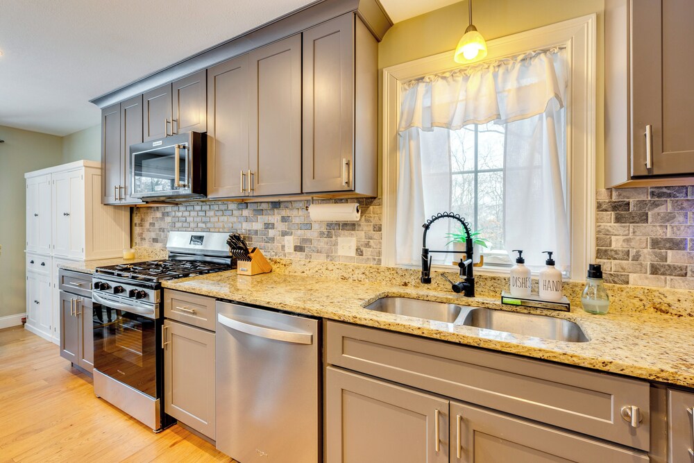 Mtn-view Gem w/ Hot Tub & Fire Pit in North Conway
