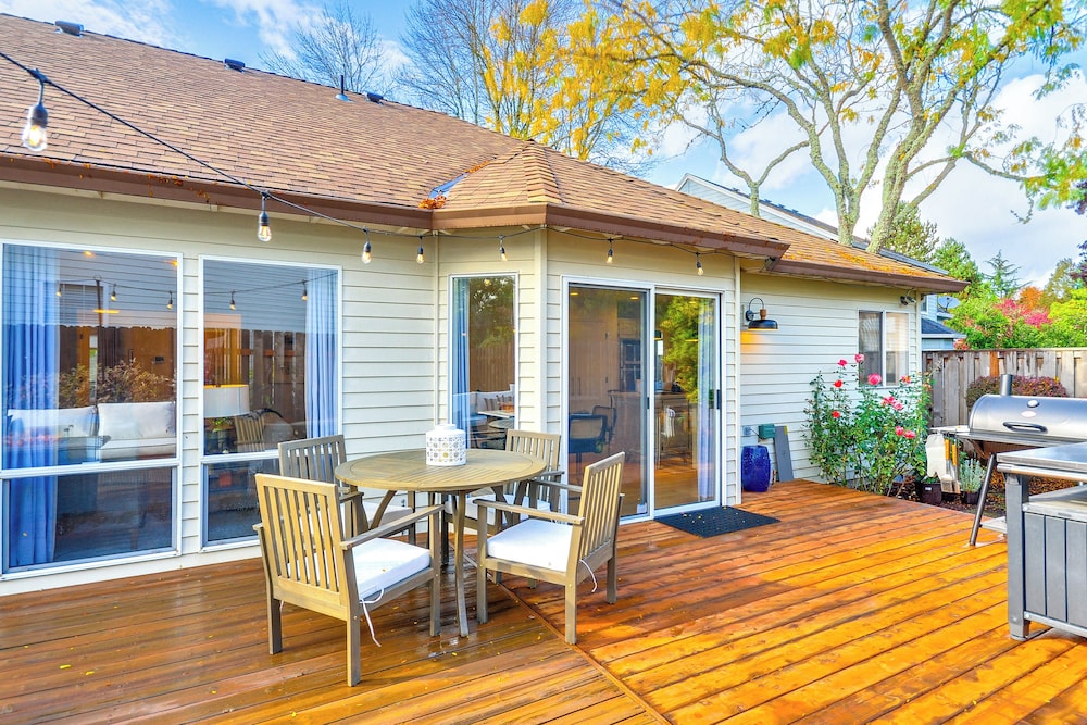 Near Shops & Cafes: Beaverton Haven w/ Luxe Decor!