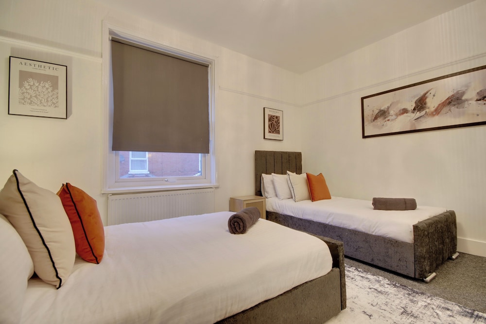 Southsea 4BR Getaway with Private Yard