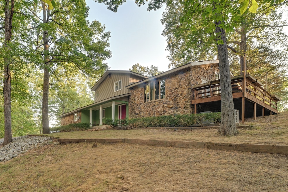 Dog-friendly Kentucky Lake Home w/ Game Room!