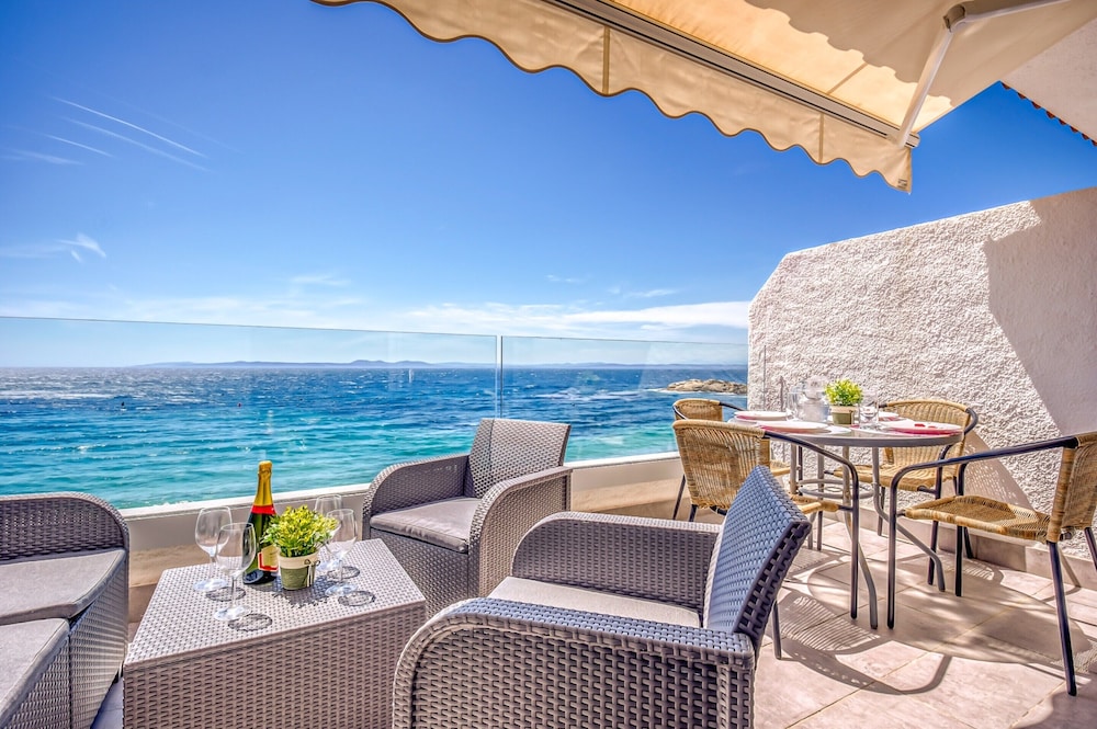 Beachfront Apartment in Platja Almadrava photo 4