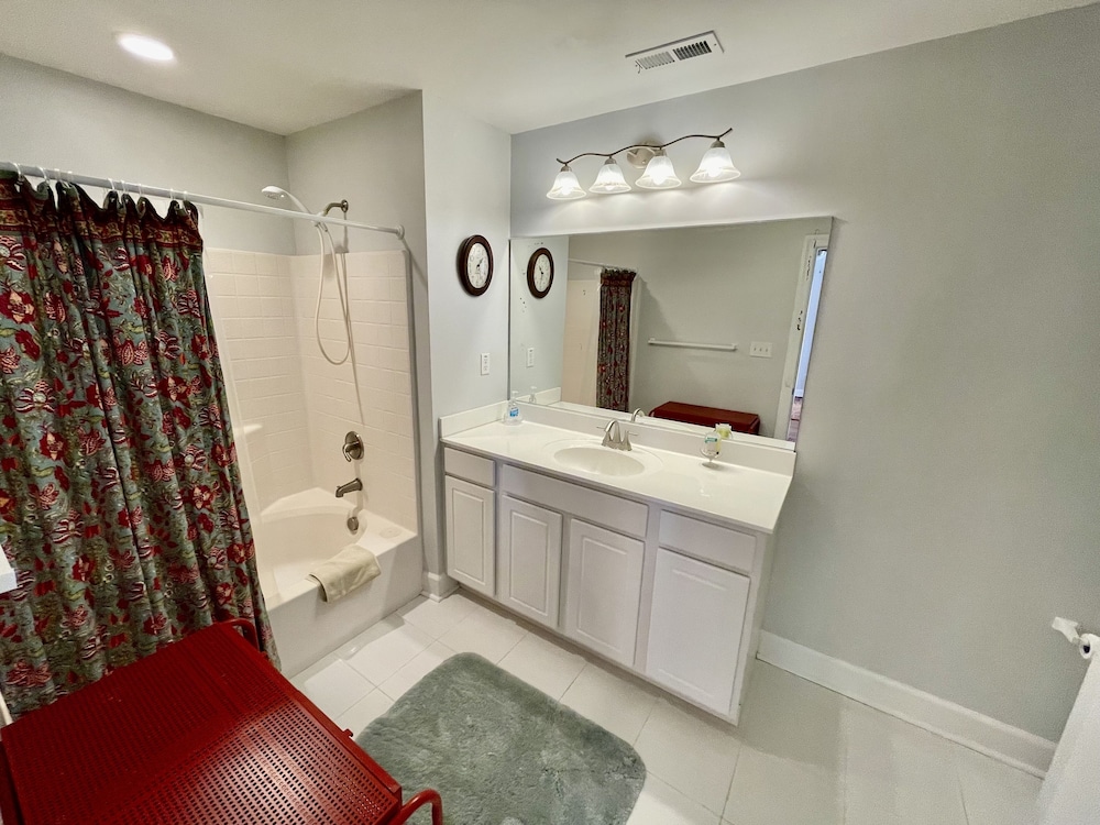 Big Waterfront House W/ Amazing View And Swim Deck 3 Bedroom Home