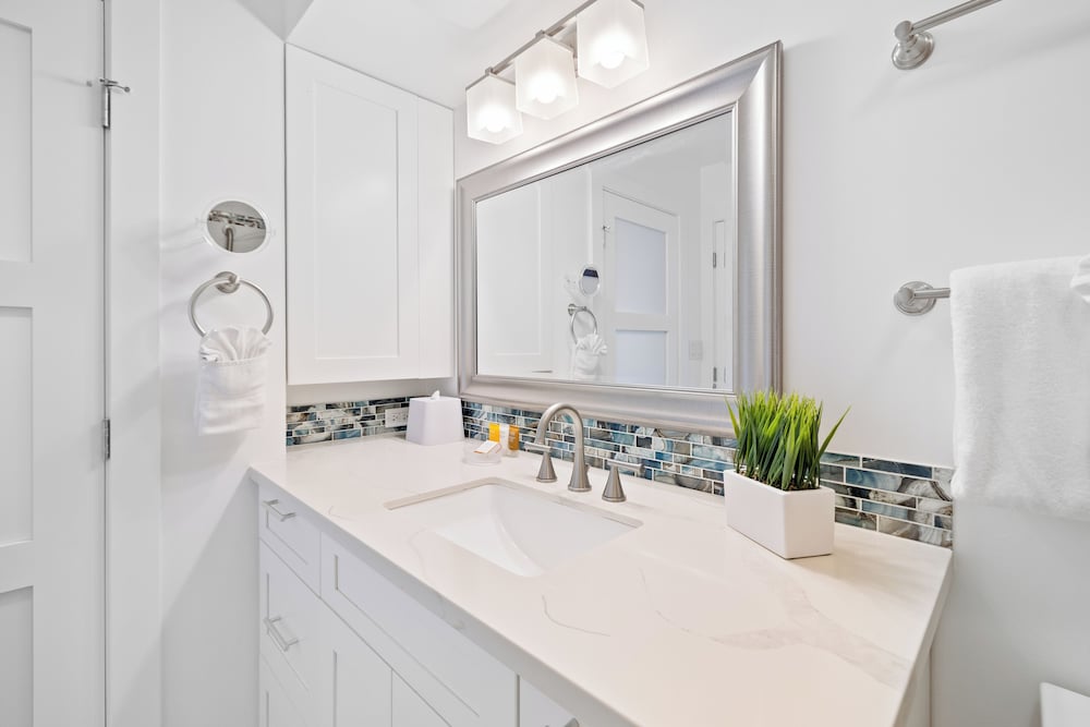 High Floor Ocean View Condo (King Bed and Parking): bathroom photo