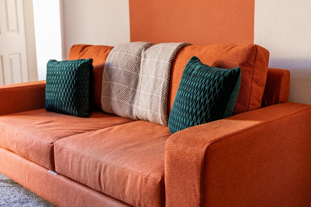 Darlington 4Bd Home: Modern Comfort & Free Parking