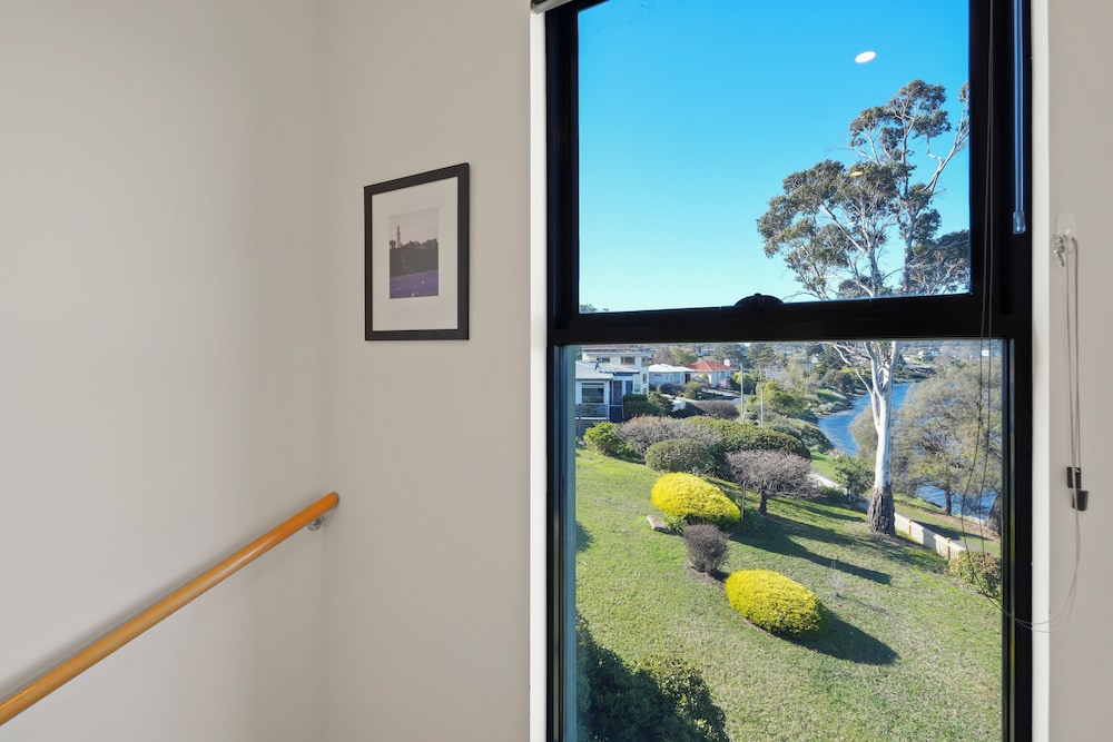 Waterfront Home - Gorgeous Views - 2 Bed