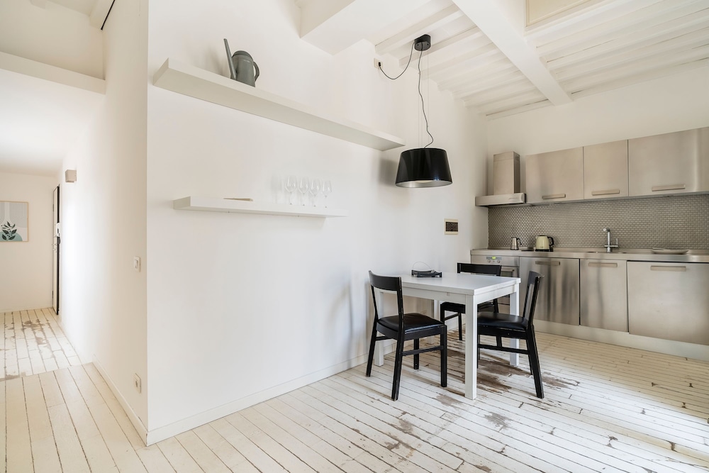 Laura 10 in Firenze With 1 Bedrooms and 1 Bathrooms