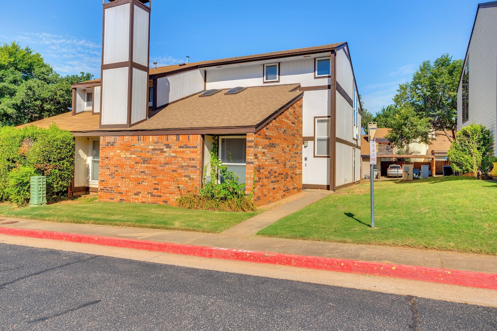 Edmond Townhome w/ Pool Access Near Arcadia Lake! view 4