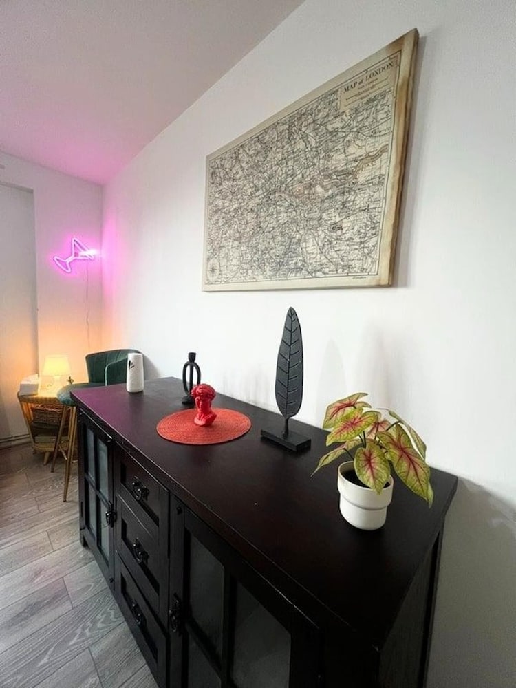 London Luxe Apartment - Spacious & Stylish
