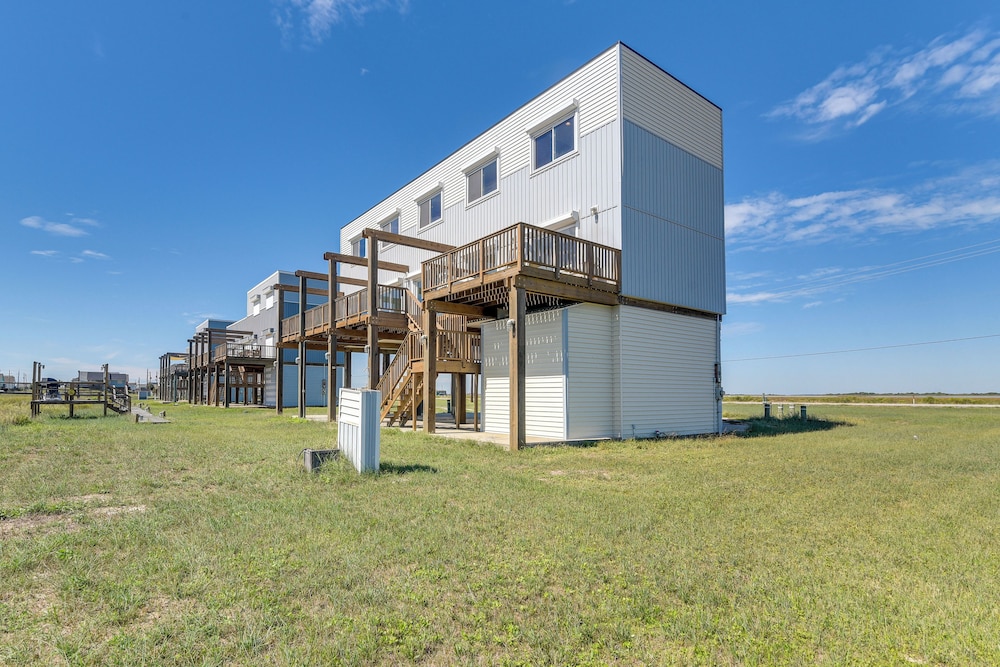 Charming Freeport Getaway w/ Deck, Walk to Beach! view 5