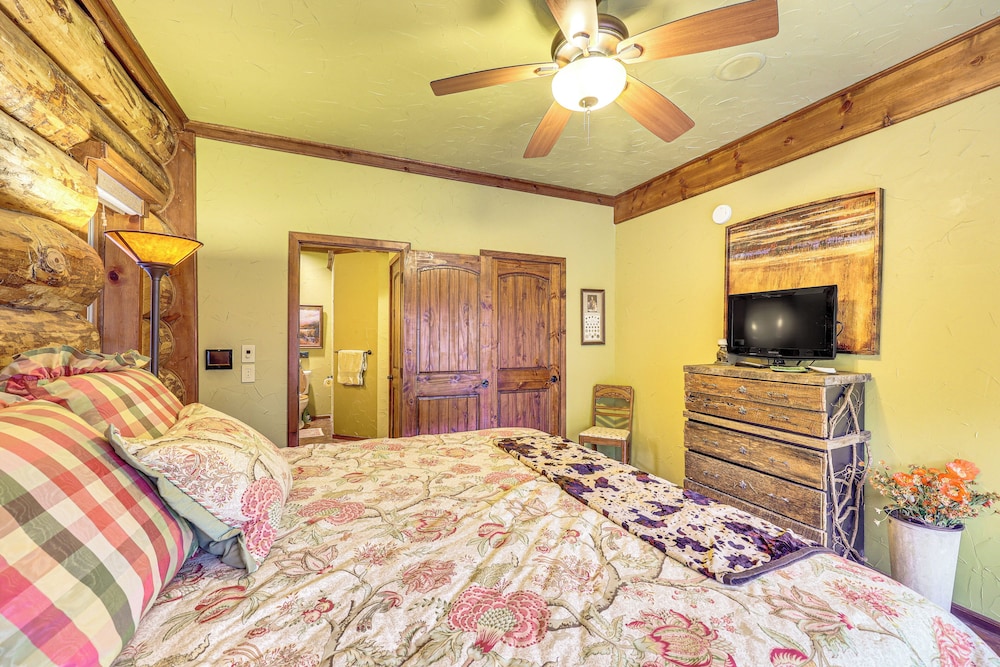 Fish, Boat & Hike: Pet-friendly Cabin in Arkansas