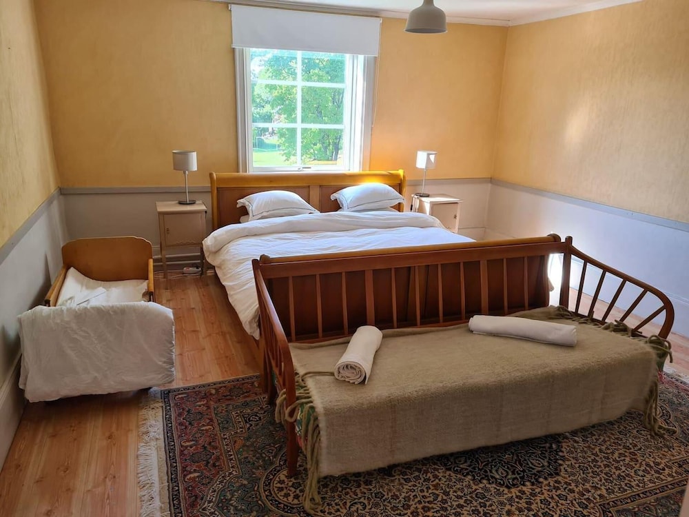 Charming 6 Bedroom House & Horse Farm - Sleeps 12 view 2
