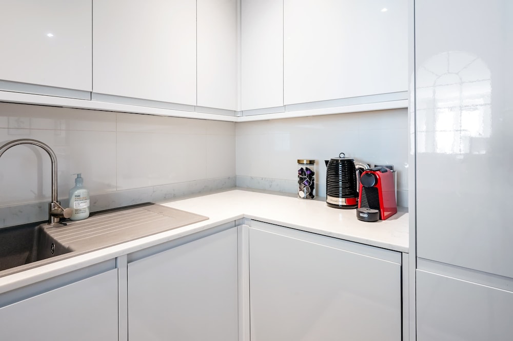 Lords Living -3 bed in Regents Park With Terrace