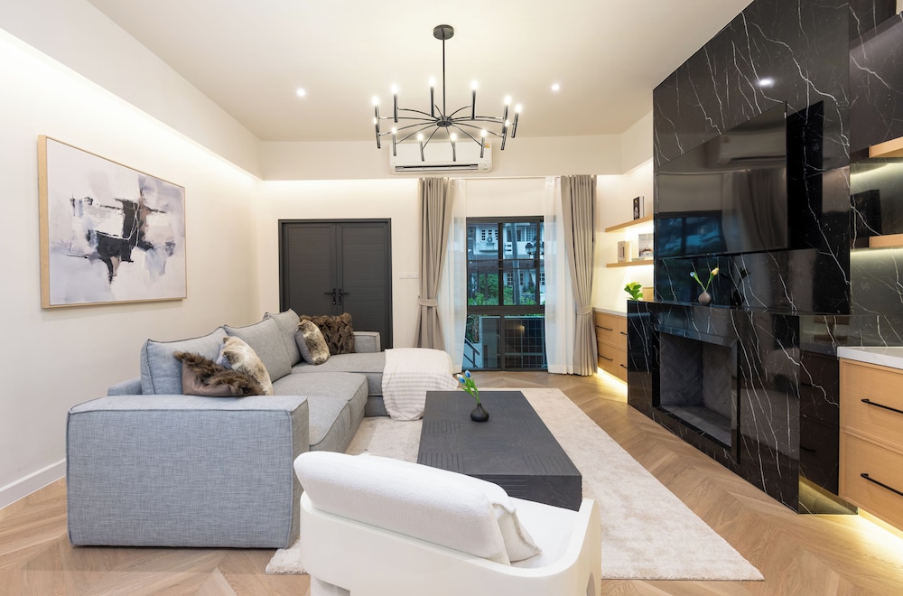Luxury 5BR Poolhouse & Theater - 2mins to BTS