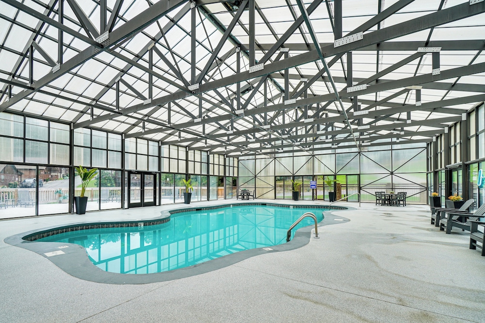 Hot Tub & Game Room: Sevierville Family Cabin!