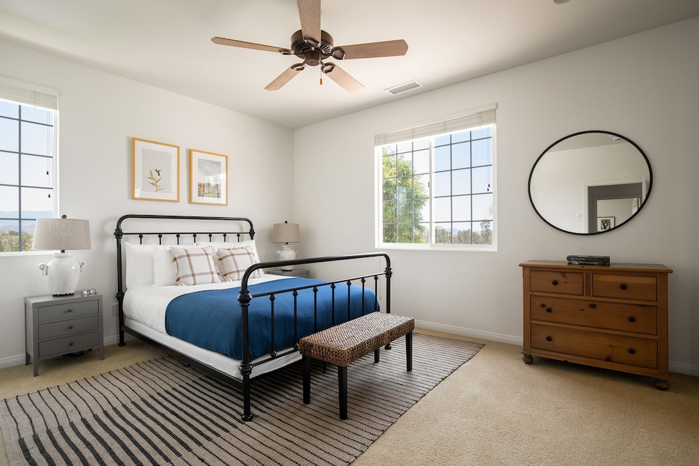 Villa Verdot by Avantstay Spectacular 6 BR Estate w Pool Hot Tub Tennis B-ball Courts