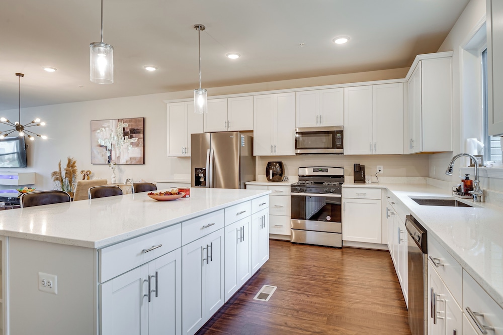 19 Mi to Baltimore: Townhome in Maryland City