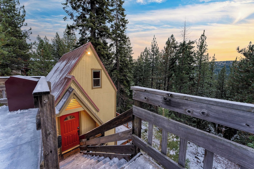 Jeffrey Pines Lofted Cabin, Minutes to Lake A-frame-inspired Design, Deck