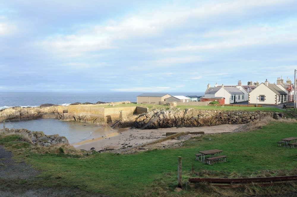 Findochty Beach House - Private Garden-beachfront