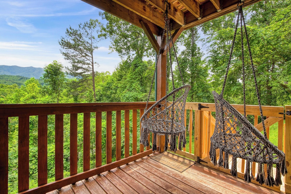 Triple Mountain View by Avantstay: Hot Tub, Game Room & Stunning Smoky Mountain Views