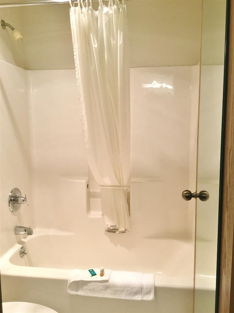 Capital O Amerihost Inn and Suites Fulton Hwy 54 MO