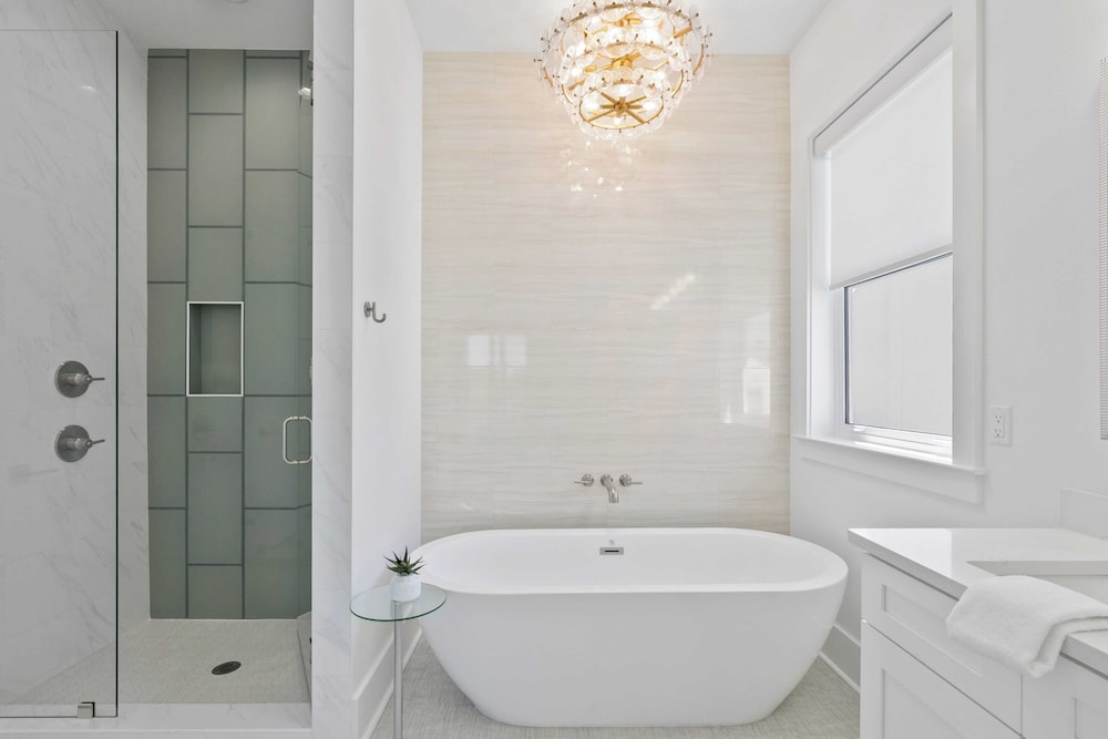 30A Salt & Solace Pool, Golf Cart, Hot Tub + Outdoor Kitchen