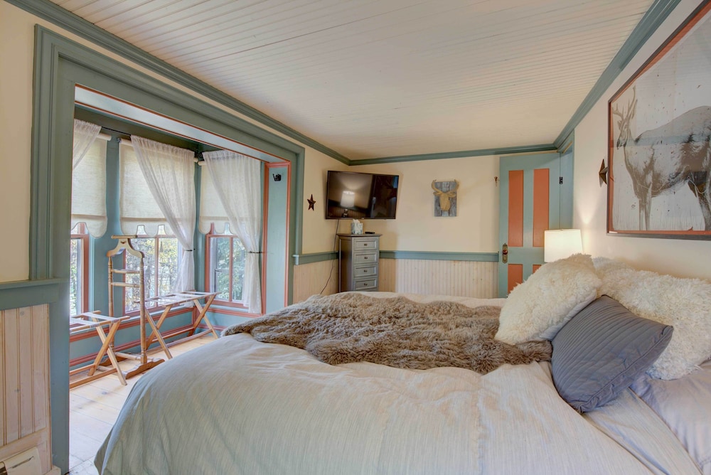 Historic Breck Cabin w/ Hot Tub: Walk to Main St! view 2