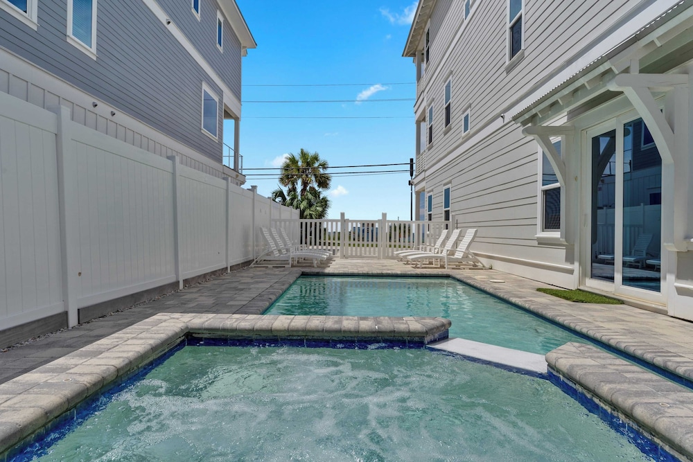 Gulf Views, Pool, Rooftop Lounge & Private Beach Heavenly Day by Avantstay
