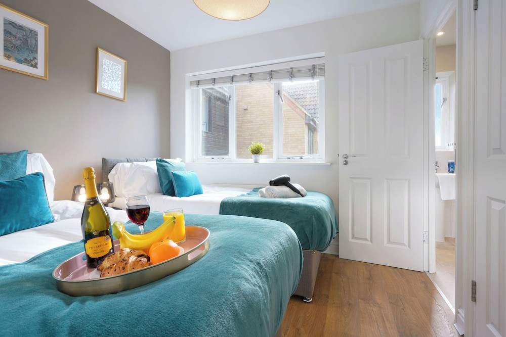3 Bed House - Sleeps 7 - Garden - Parking - Wifi view 5