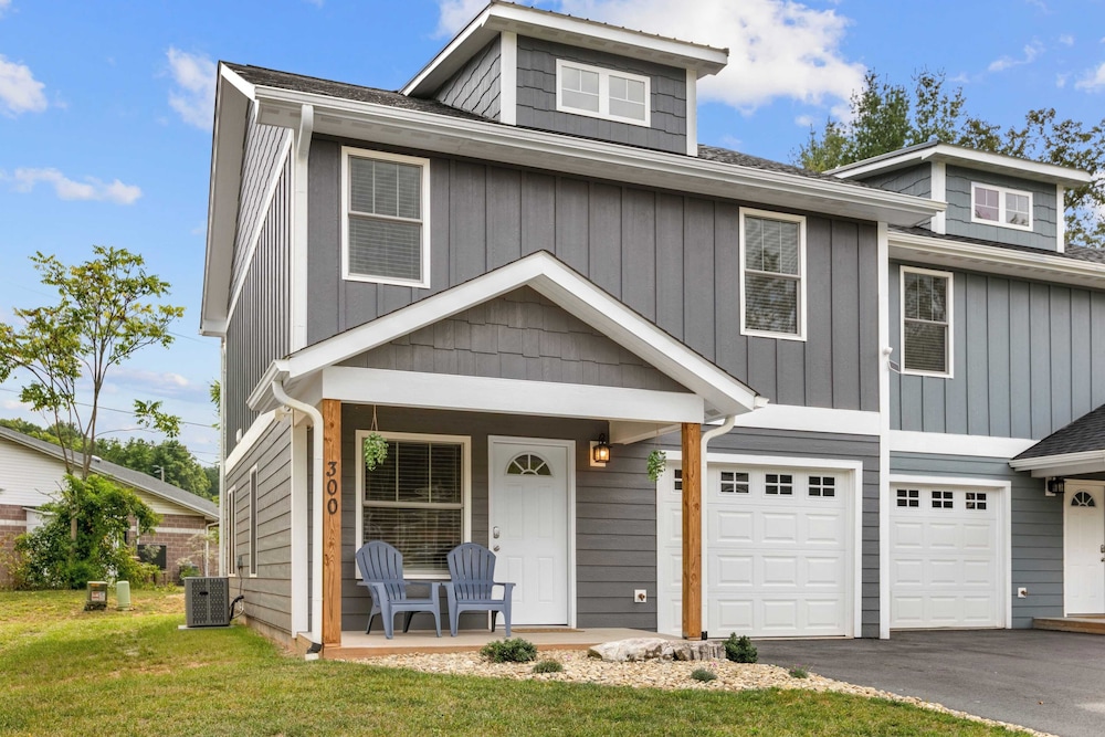 White Pine & Red Bud Buyout by Avantstay 2 Home Buyout Sleeps 16!