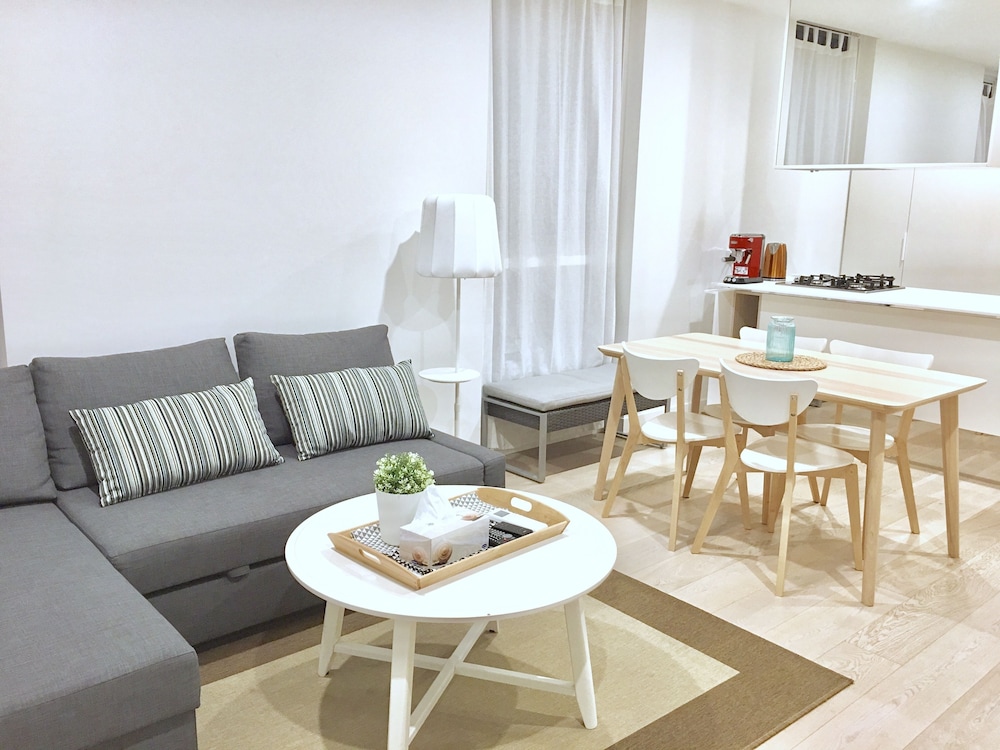 Brand New Stunning Home with Garden - Image 2