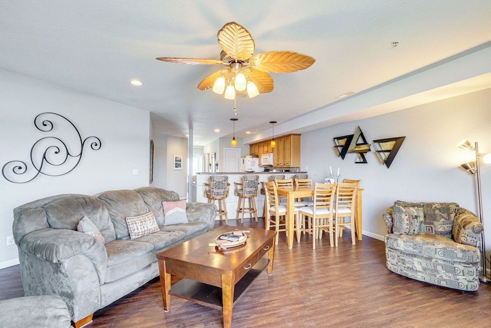 5th-floor Lakefront Condo: Elevator + Pool Access!