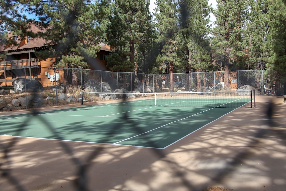 La Residence V S02 Remodeled and Cozy, Great Complex Amenities, Quiet Forest Setting by RedAwning