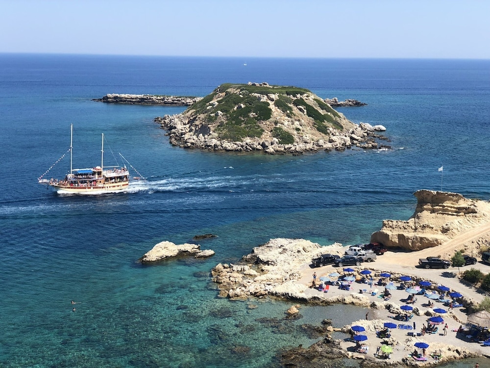 Grande Blue Suites with private bay view 5