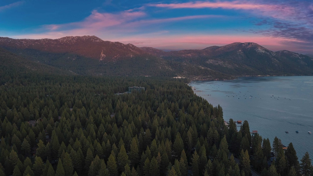 Near Ski, Beach, & Hiking Trails + Clubhouse Pool & Hot Tub Access Juanita Blue by Avantstay