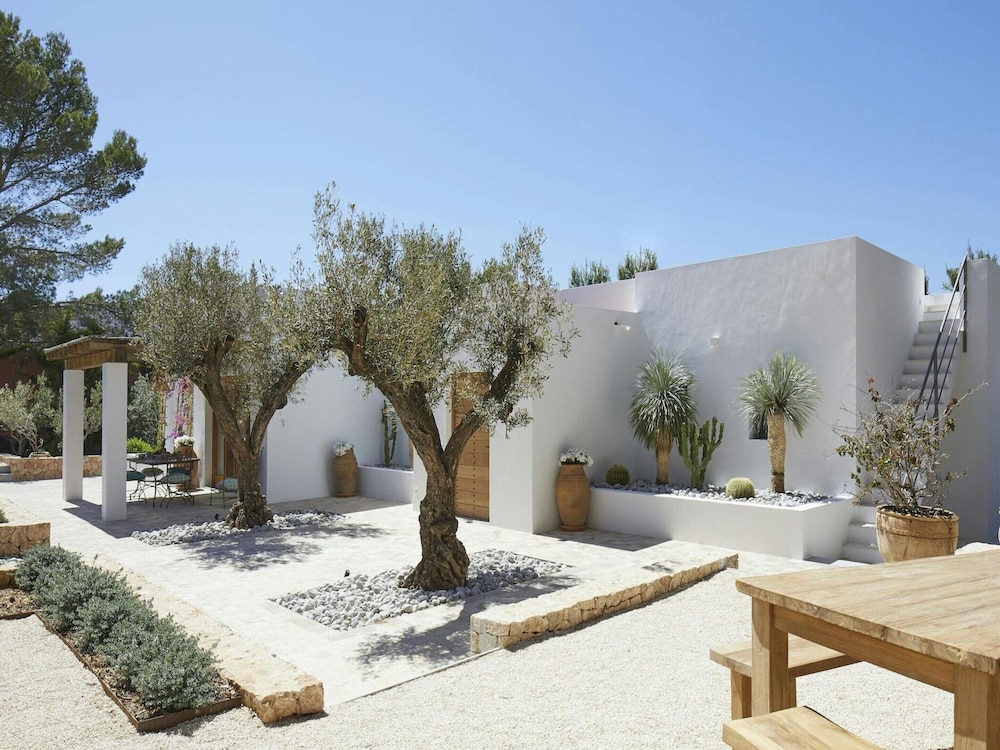 Exquisite Villa With Parking Space