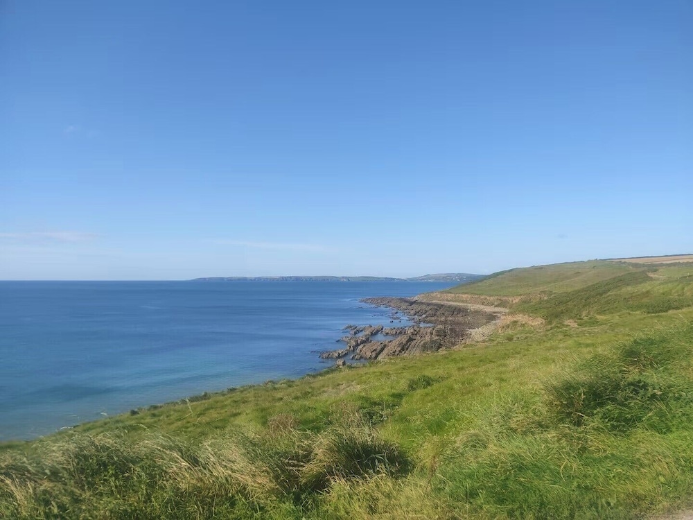 3-bed Seaside Cottage Retreat - Parking & Garden