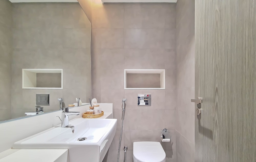 Stylish Waterfront 1 BR w pvt beach near Downtown