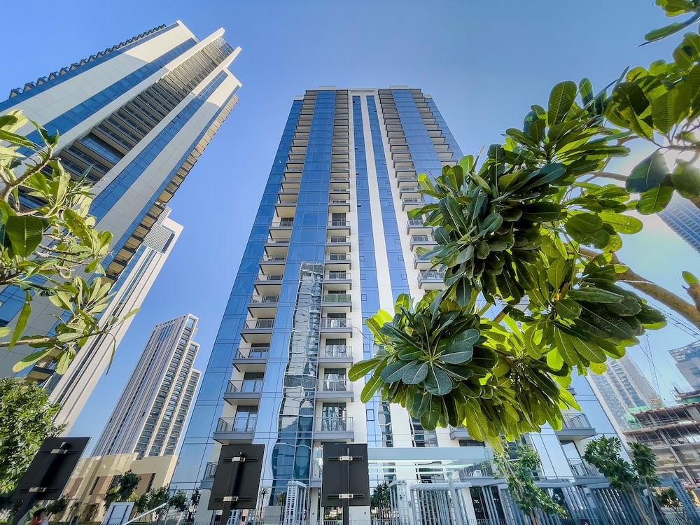 Urban 2BR Harbour view at Creek Rise