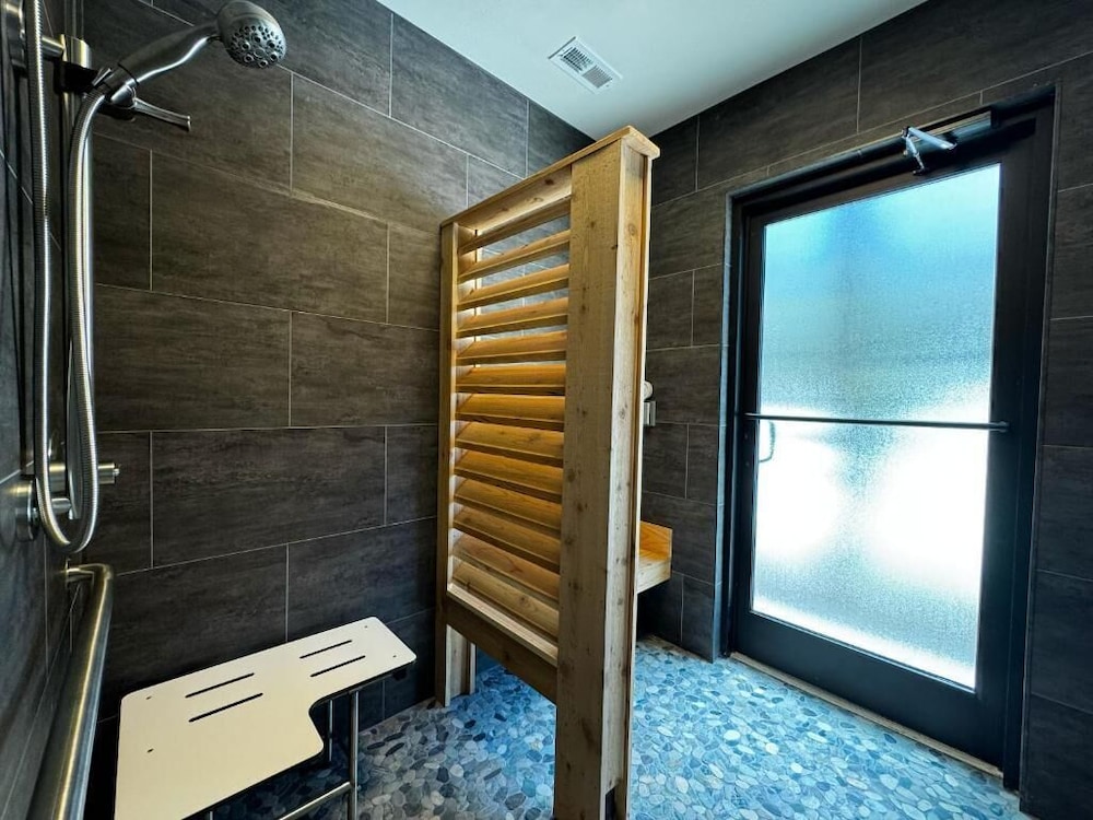 Mirror Cabin - Looking Glass